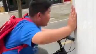 小孩哥站在街边期待下一个订单