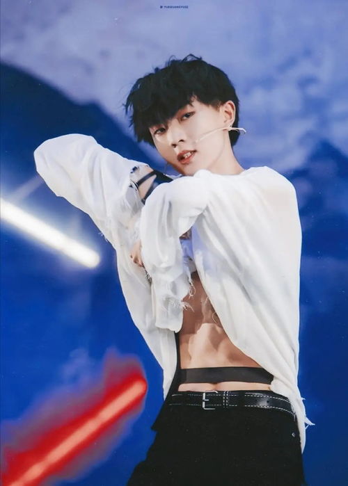 马嘉祺站在舞台上自信微笑