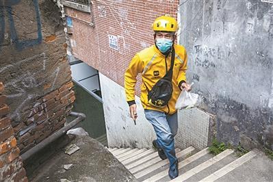 小孩哥爬楼梯代送外卖，一单仅赚一块钱，背后故事令人深思