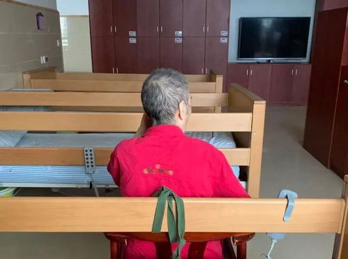 医护人员照顾阿尔茨海默病患者