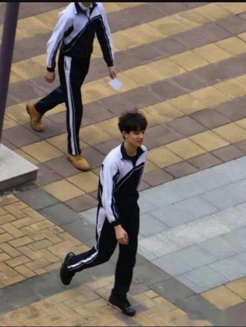 穿着校服的少年