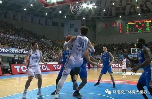 比赛激烈对抗瞬间