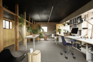 李田原在工作室查看设计稿