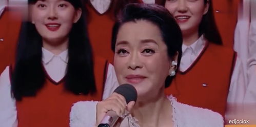 歌手眼角含泪演唱