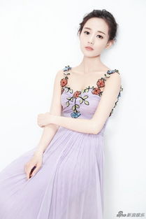 李一桐微笑挥手照片