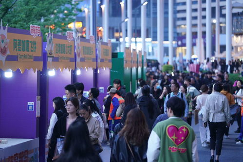 人群聚集在活动现场