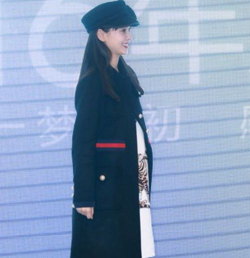 杨颖在巴黎时装周的其中一套造型