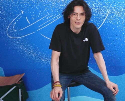 向佐直播剪发并且挂小黄车带货的照片