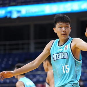 杨瀚森在夏季联赛比赛照片