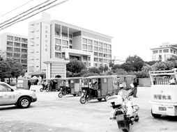 我站在大学校园门口憧憬未来