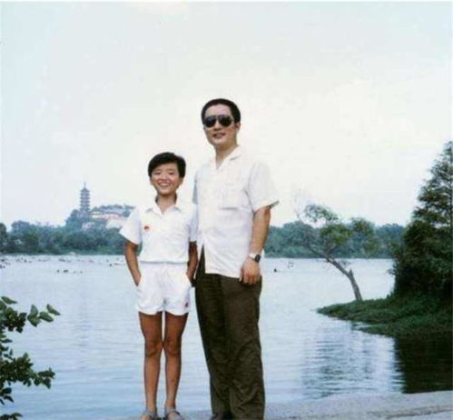 61岁刘金山回应女儿仅9岁：丁克多年后的‘老来得女’