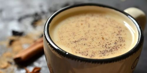 一杯冒着气泡的奶茶