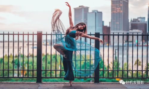 一位摄影师正在拍照