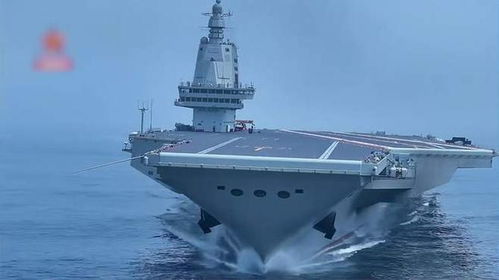 福建舰在海上航行