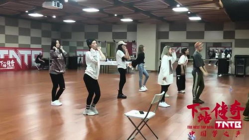 女孩在练习室指导队友