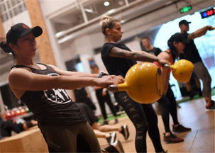 人们在健身房锻炼场景