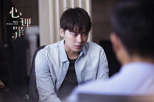 鹿力心手捧丈夫遗物哭泣