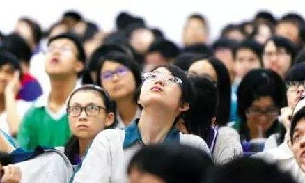 两家庆祝孩子考上北大的场景