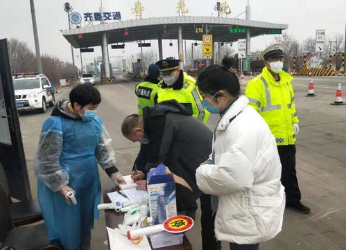 相关部门工作人员在检查出租车运营情况