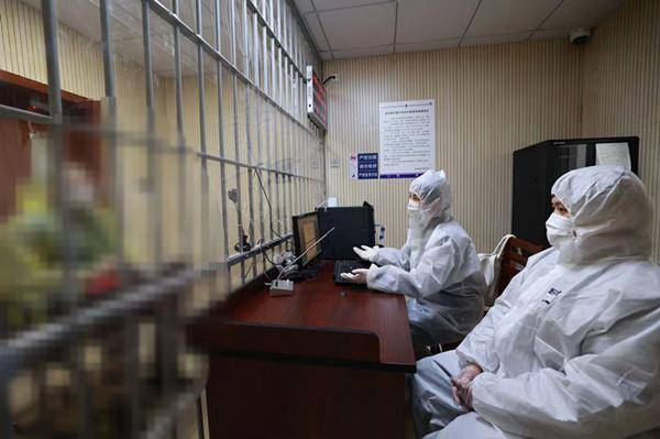 警察在审讯室审讯嫌疑人