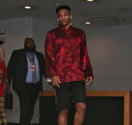 黄仁勋身穿唐装的细节展示