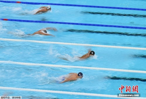 各国泳者在江水中拼搏