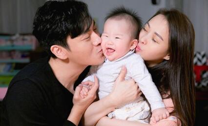 黄磊孙莉8岁小儿子罕见现身，一家三口温馨画面太治愈！