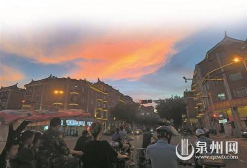 火辣辣太阳下的街道