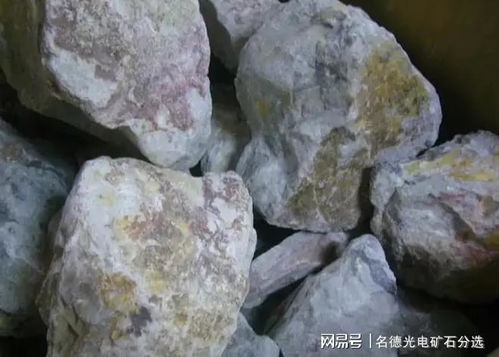 一块巨大的锂矿石