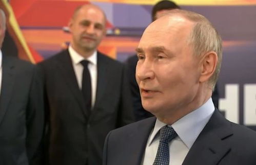 特朗普威胁后，普京首度亮相视察俄大钢厂