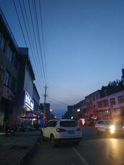 夜晚依旧炎热的城市街道