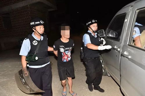 被警察押解的嫌疑人