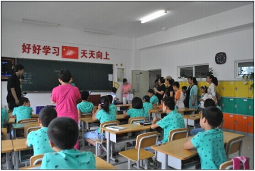 孩子们在现代化教室上课的场景