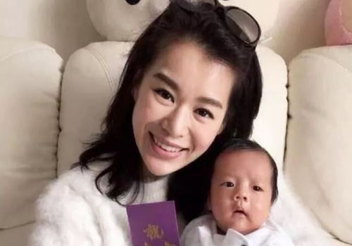 李晟怀抱孩子微笑