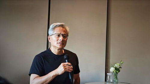 黄仁勋唐装亮相链博会，首度发表中文演讲引关注