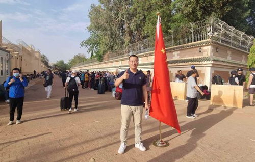 人们有序撤离的画面