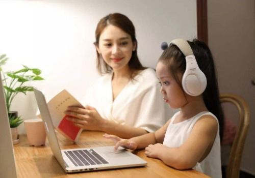 家长陪伴孩子学习的画面