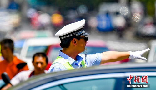 户外工作者顶着烈日工作