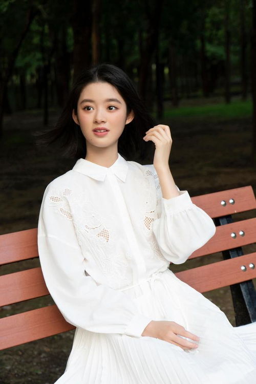 黄杨钿甜母亲佩戴首饰照片