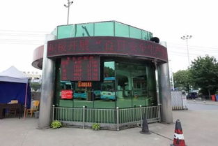 G僧东站在新房前开心的样子