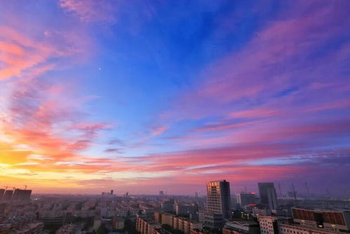 南京天空上演‘蹦迪’奇景，美得令人惊叹！