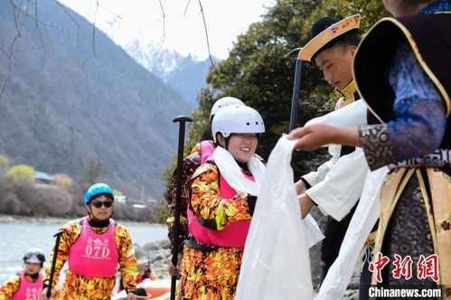 西藏当地居民敬献哈达