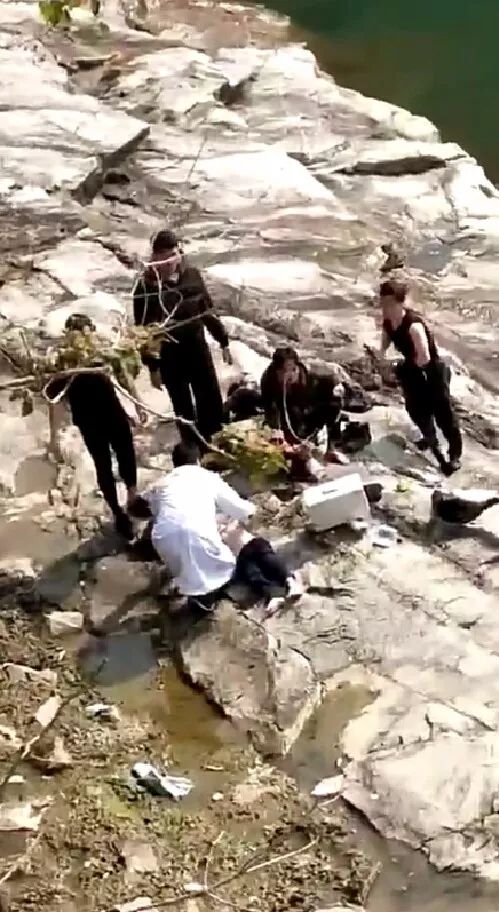 游客拍照惹祸端，孩子险些命丧水中！