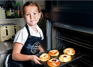 12岁女孩专注做面包场景