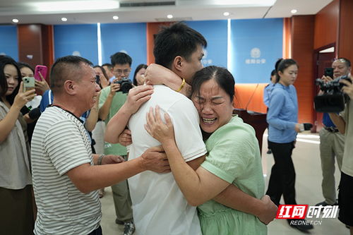 儿子失散19年终相见，母亲激动塞19个红包