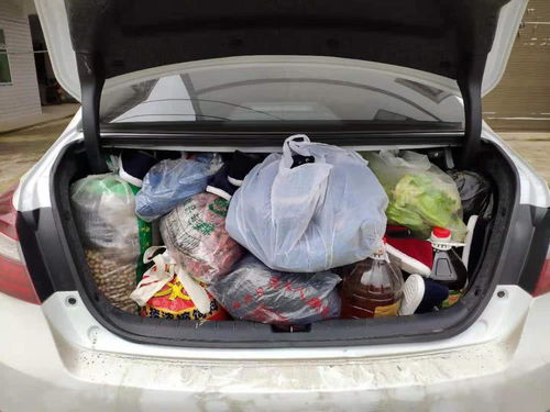 震惊！9岁男童与亲爸后妈自驾游竟坐后备箱，亲妈怒斥，亲爸态度引争议