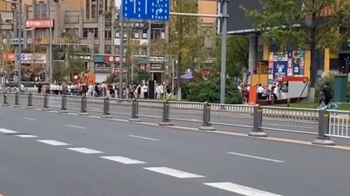 成都街头因高温行人很少