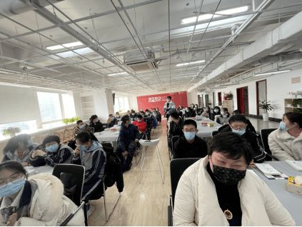 家长与律师沟通的照片