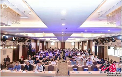 一群人在会议室讨论 AI 项目