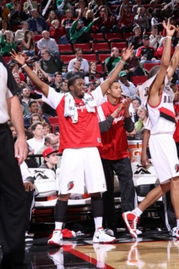 开拓者球员庆祝胜利画面